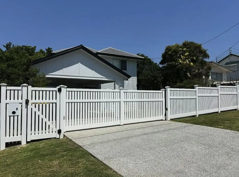White PVC fence and double-leaf driveway gate
